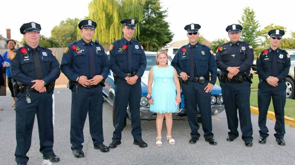 Gestul emoţionant făcut de şase poliţişti pentru o fetiţă orfană de tată. "A fost o onoare"