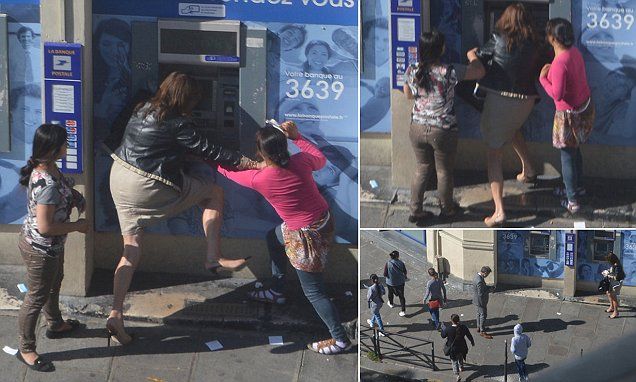Fotografii şocante. Femeie jefuită în timp ce scoate bani de la bancomat, în plină zi