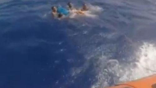 O refugiată a fost salvată în ultima clipă dintr-o barcă. Ce s-a întâmplat apoi i-a surprins pe toți