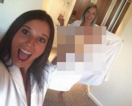 Incredibil! O tânără a ieşit de la duş, a făcut o poză, dar nu a realizat că şi-a prins colega goală