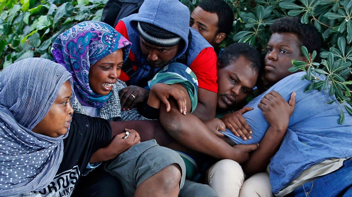 O localitate franceză vrea doar refugiaţi creştini. "Ei nu atacă jurnalişti reuniţi în redacţie"