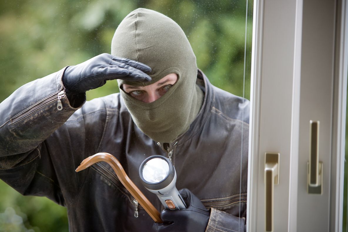 O bonă a fost filmată în timp ce fura bani din casa celor care au angajat-o 