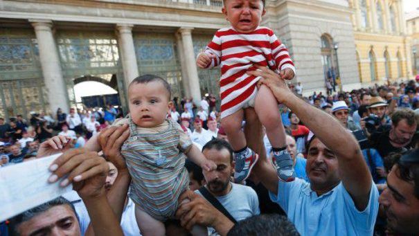 Criza refugiaţilor. Haos în Budapesta. Imigranţii au asaltat gara după ce s-au retras poliţiştii 
