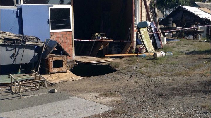 S-au trezit cu o groapă adâncă în curtea casei. Ce au descoperit în ea e uimitor