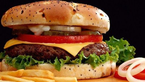 Atenţie la capcane! Alimentele care stimulează pofta de mâncare, în loc să potolească foamea