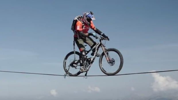 A intrat în Cartea Recordurilor: a mers cu bicicleta pe o frânghie întinsă în munţii Alpi