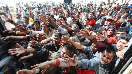 Criza imigranţilor. Rareş Bogdan: România se uită şocată. Iohannis şi Ponta, voci diferite