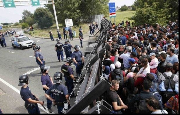 Criza imigranților. Ungaria mobilizează militari și tancuri la granița cu Serbia