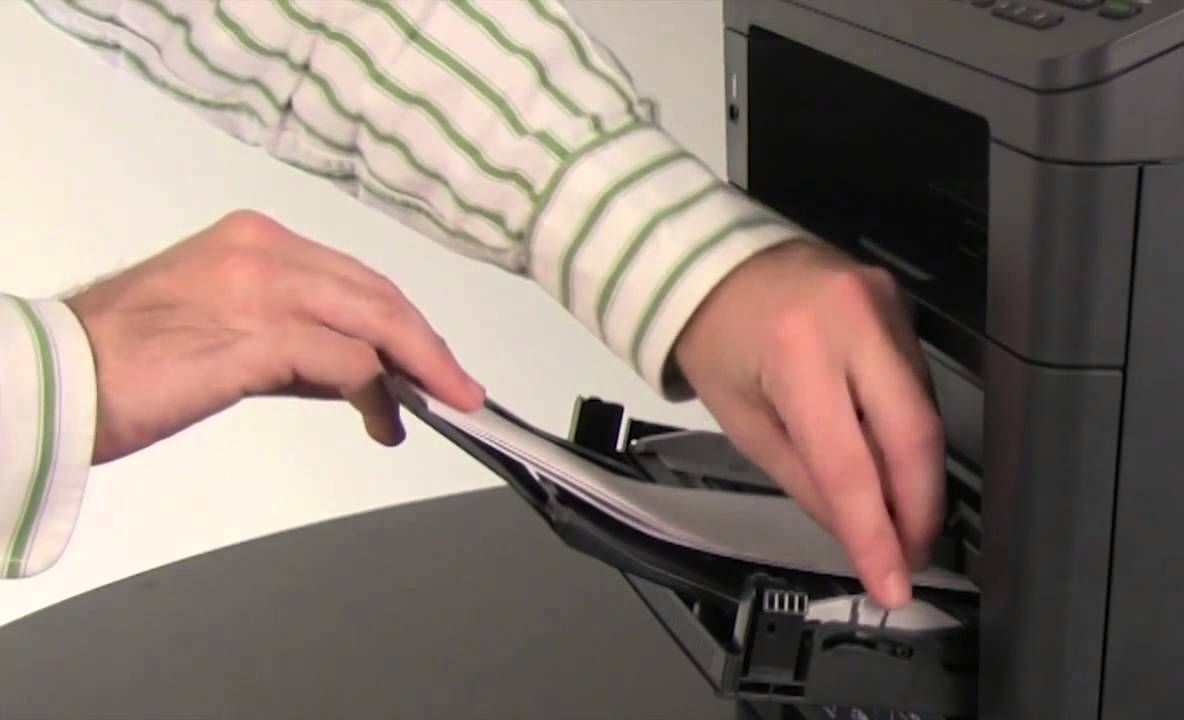 S-a murdărit cu tuş când umbla la imprimantă. Când a văzut ce formă avea pata, a rămas înmărmurit