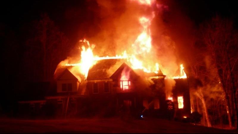 Copiii lui se intoxicau cu fum în incendiu, dar el voia să salveze altceva. ”E halucinant”