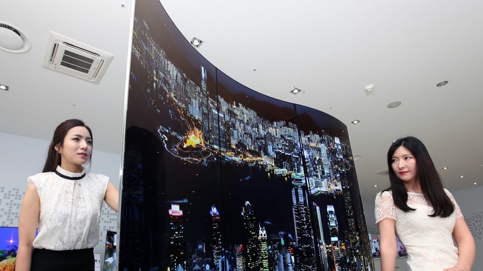 Televizorul cu două ecrane şi diagonala de 111 inch