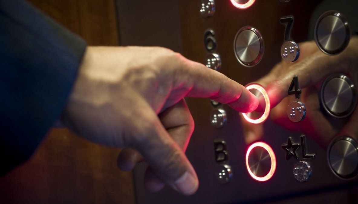 Coşmar pentru un bătrân de 92 de ani din Constanţa care s-a urcat în lift cu o femeie necunoscută