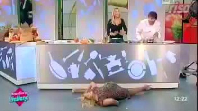 "Accident" în timpul unei emisiuni TV. O actriţă s-a făcut de râs în faţa tuturor