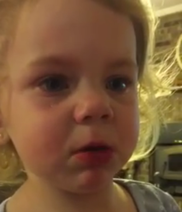 Tatăl îi explică fiicei de 2 ani că nu poate avea un iubit. Reacția micuței, de neprețuit