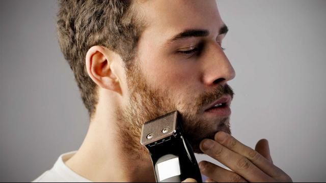 Surpriză! Un bărbat s-a bărbierit după mult timp. S-a îngrozit când a văzut ce era sub firele de păr