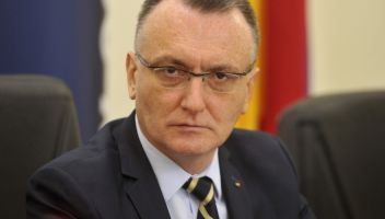 Ministrul Educaţiei, Sorin Cîmpeanu: "Manuale alternative înseamnă, în opinia mea, două manuale"