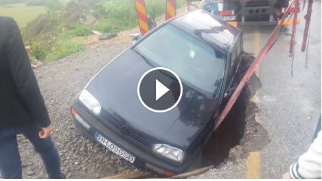 Scene incredibile, în Bihor. Un automobil a căzut într-o groapă 