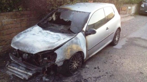 Trei maşini cu numere româneşti, incendiate în Italia. Care este reacţia MAE