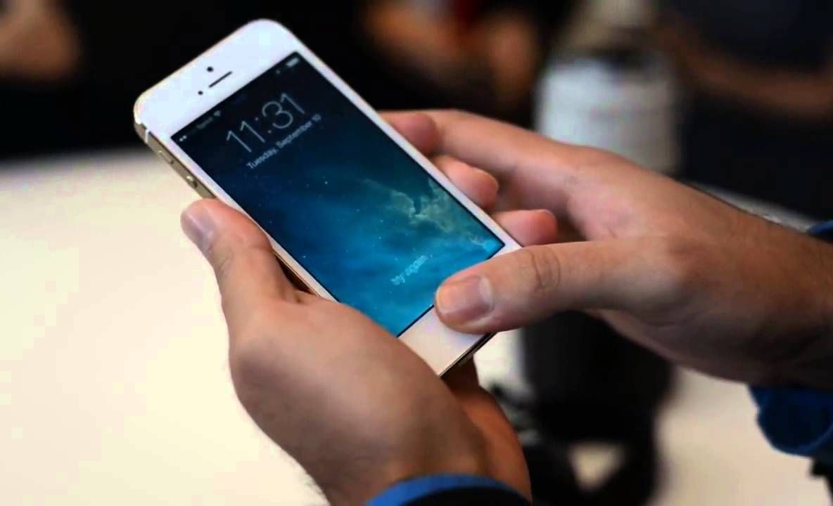 A găsit un telefon, apoi a vrut să-l deblocheze. Ce mesaj i-a apărut de ecran