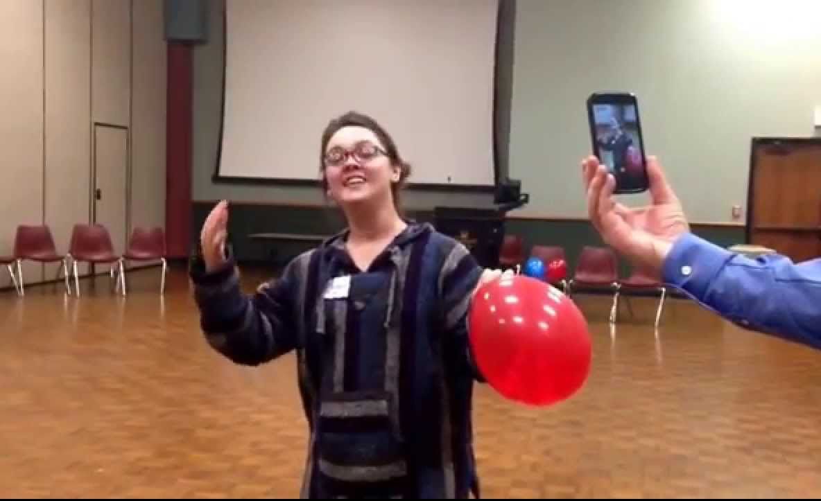 Cum sună vocea unei soprane după ce inhalează heliu dintr-un balon VIDEO