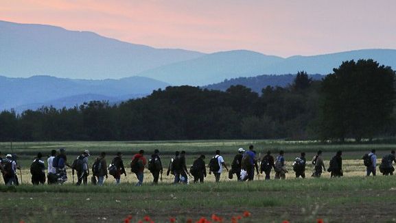 Incident la graniţa Serbiei cu Ungaria. Câteva sute de migranţi au rupt cordonul de securitate 