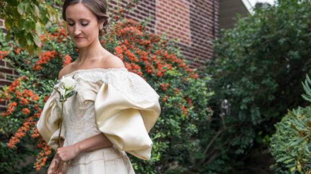 A plâns când a văzut rochia pe care o va purta la propria nuntă. Secretul din spatele acestei poze