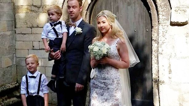  Un preot a întrerupt brusc o cununie religioasă. Ce i-a făcut apoi miresei i-a uimit pe toți