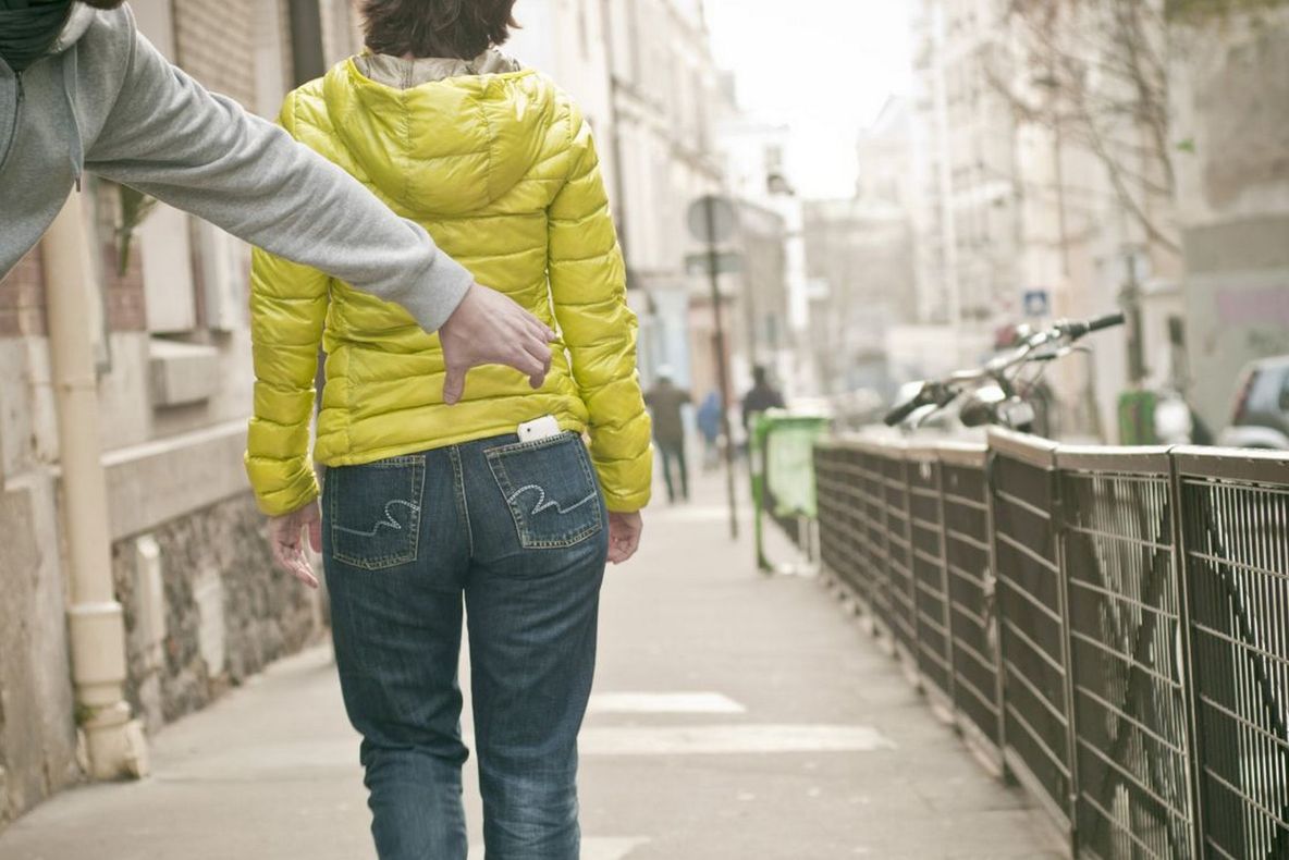 Au vrut să-i fure banii și telefonul, dar au fugit. Detaliul care i-a alungat repede pe hoți