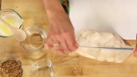 Adaugă bucăţi de aluat într-o pungă. Este cel mai bun desert pe care l-am încercat 