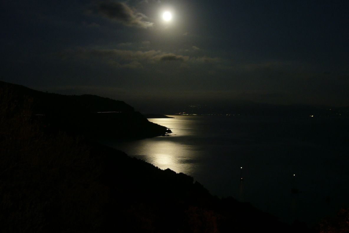 Un fenomen astronomic extrem de rar va avea loc duminică noaptea