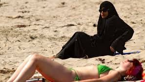 Hilar! Cum a reacţionat un musulman când o fată dezbrăcată şi cu sânii mari a trecut prin faţa lui