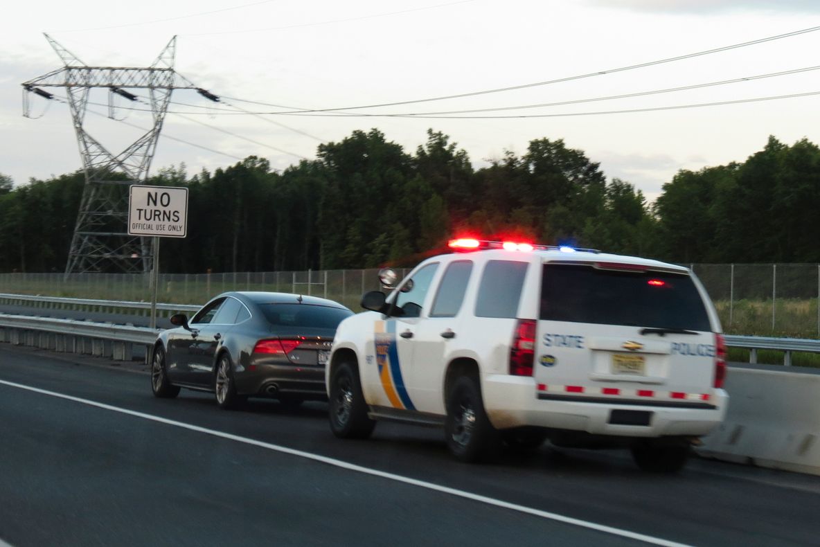 Polițiștii au tras pe dreapta o șoferiță. E incredibil ce au descoperit aceștia la control