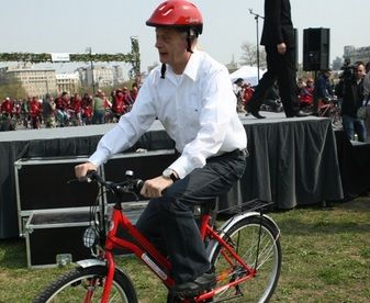 Zeci de biciclişti, în faţa Primăriei. Dedicaţie inedită pentru Oprescu