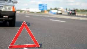 Cel mai ciudat mod de a împinge o maşină care s-a stricat pe drum. Ce a făcut acest bărbat e uluitor