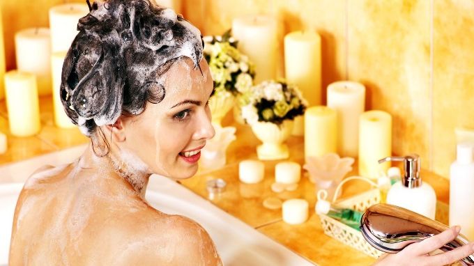 Cum să te speli pe cap ca să ai un păr perfect