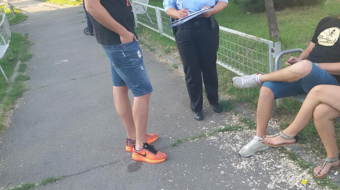 Au fost prinşi de poliţişti în timp ce aruncau pe jos coji de seminţe. Cum au fost pedepsiţi