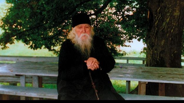 Cum a fost vizitat părintele Cleopa de extratereştri. "Un om înalt a ieşit din maşina cu multe roţi"