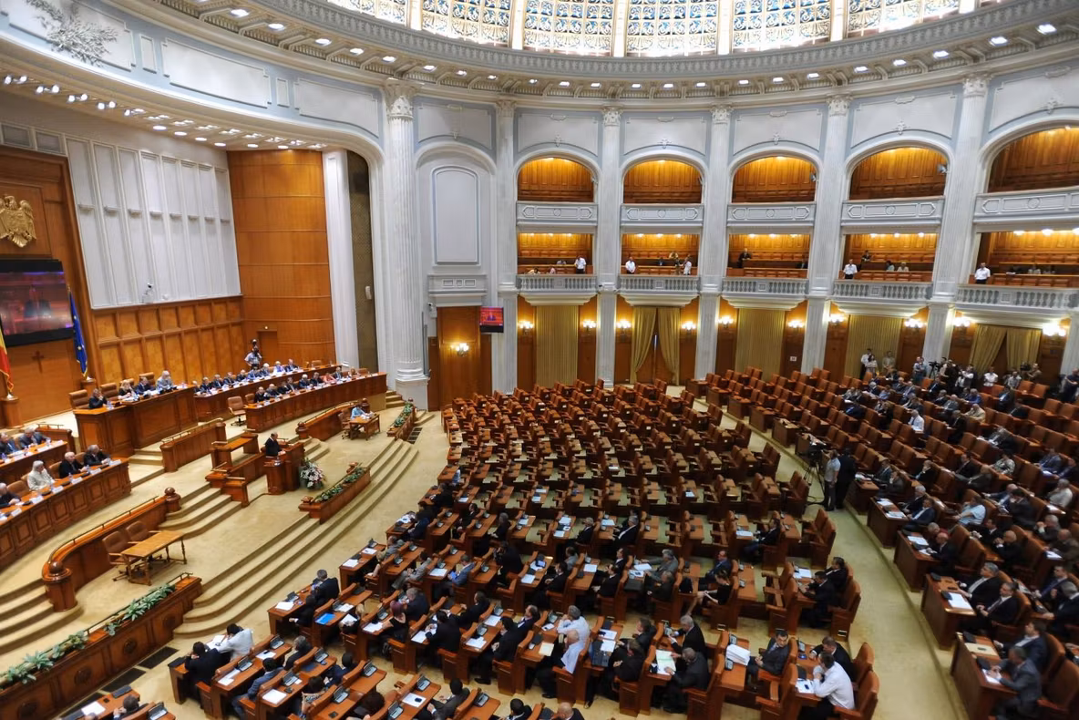 Parlamentarii PNL, în grevă japoneză. Vor purta banderole albe şi vor respinge proiectele Guvernului