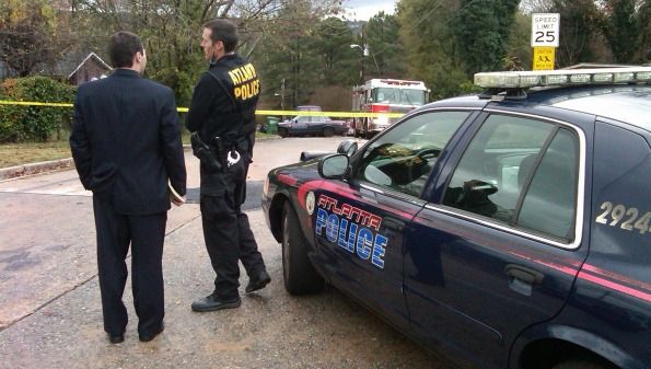 Trei polițiști au intervenit în forță la o adresă greșită. Ce s-a întâmplat apoi