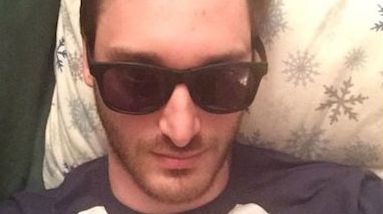 O amică i-a luat, în joacă, ochelarii de soare. Ce a făcut el apoi a devenit viral