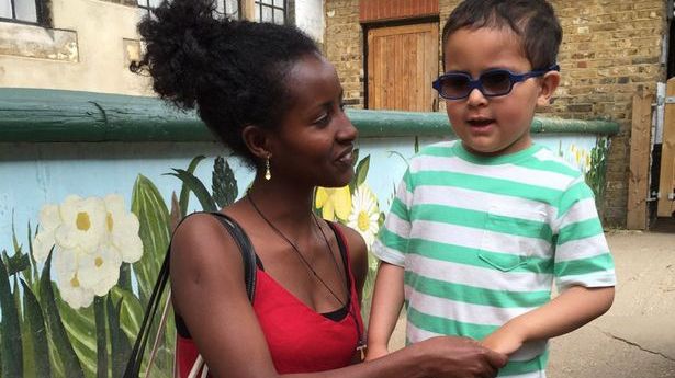 Și-a dat seama că fiul ei are cancer după ce s-a uitat mai atent la o poză cu el. Cum arăta băiatul