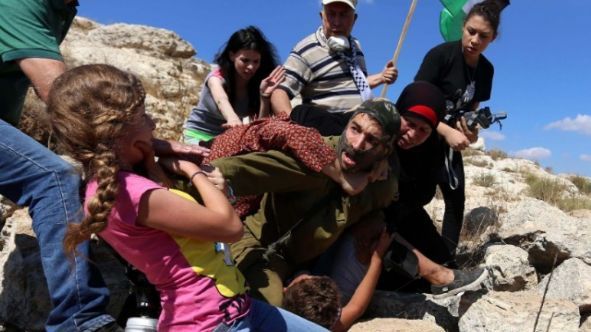 Imagini scandaloase! Un militar imobilizează, sub amenințarea armei, un copil cu mâna în ghips