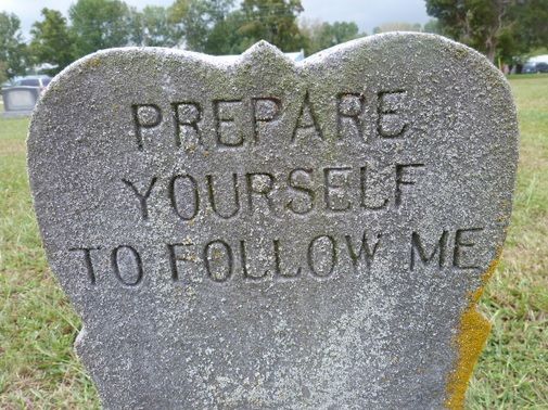 Cele mai amuzante inscripţii de pe pietrele funerare. Râzi de te prăpădeşti!