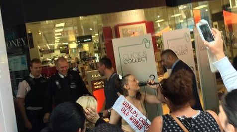 Gestul ei bizar i-a lăsat pe poliţişti cu gura căscată. Ce a făcut o bătrână în faţa unui magazin 