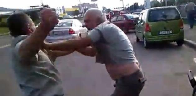 Doi șoferi s-au luat la bătaie în trafic în centrul unui oraș din România