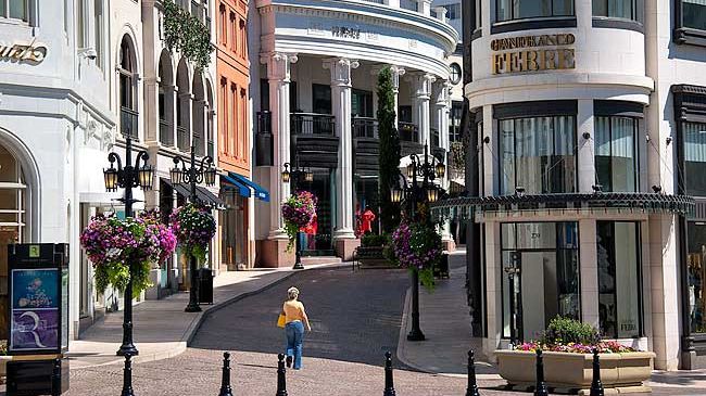 Cel mai scump magazin din lume, atracția miniștrilor români și a "băieților deștepți din energie" 