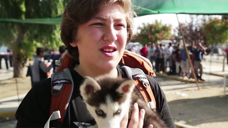 Povestea emoţionantă a sirianului care a cărat în spate, 500 de km, un căţeluş. "Am nevoie de el"