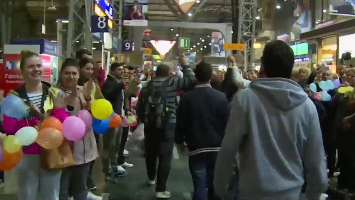 Aproape 8.000 de refugiaţi, primiţi cu căldură în Germania. Mulţimea i-a aplaudat 