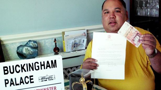 I-a trimis reginei Elisabeta a II-a a Marii Britanii o scrisoare şi 50 de lire. Ce răspuns a primit