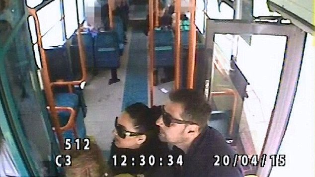 Trei români, filmaţi în timp ce jefuiau o bătrână în Marea Britanie. Totul s-a petrecut în autobuz